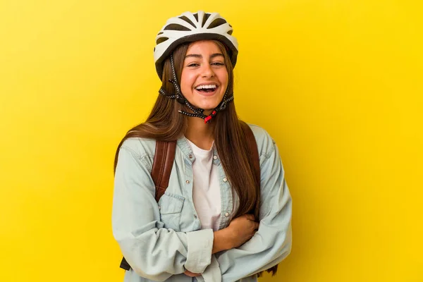 Νεαρή Φοιτήτρια Καυκάσια Γυναίκα Φορώντας Κράνος Ποδηλάτου Απομονωμένη Κίτρινο Φόντο — Φωτογραφία Αρχείου