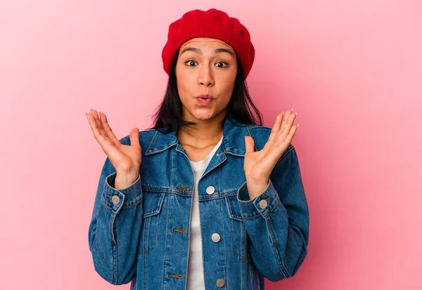 Joven Venezolana Aislada Sobre Fondo Rosa Sorprendida Conmocionada — Foto de Stock