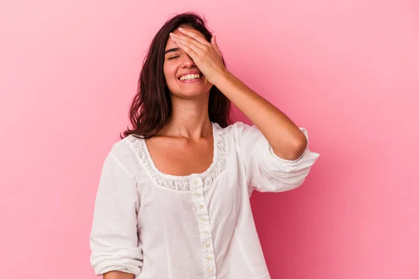 Νεαρή Καυκάσια Γυναίκα Απομονωμένη Ροζ Φόντο Γελώντας Χαρούμενη Ανέμελη Φυσικό — Φωτογραφία Αρχείου