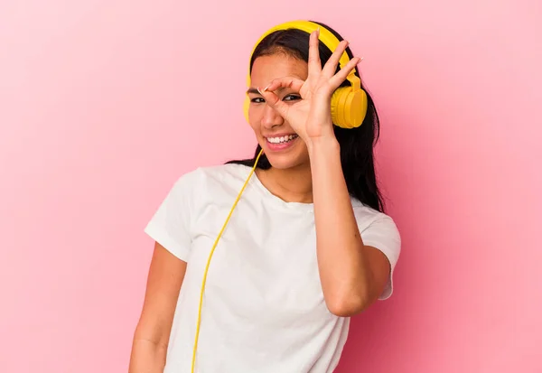 Giovane Donna Venezuelana Ascoltare Musica Isolata Sfondo Rosa Eccitato Mantenendo — Foto Stock