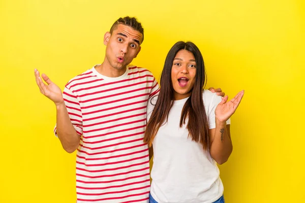 Jong Latijn Paar Geïsoleerd Gele Achtergrond Verrast Geschokt — Stockfoto