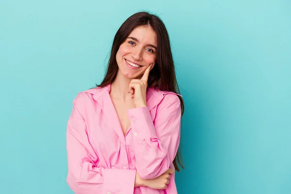 Junge Kaukasische Frau Auf Blauem Hintergrund Isoliert Lächelnd Glücklich Und — Stockfoto
