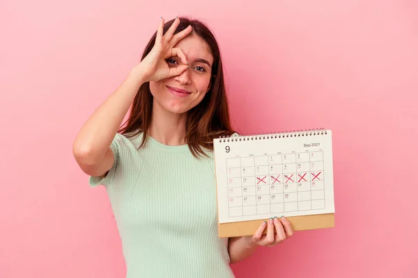 Giovane Donna Caucasica Possesso Calendario Isolato Sfondo Rosa Eccitato Mantenendo — Foto Stock