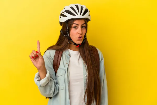 Νεαρή Φοιτήτρια Καυκάσια Γυναίκα Φορώντας Ένα Κράνος Ποδηλάτου Απομονωμένη Κίτρινο — Φωτογραφία Αρχείου