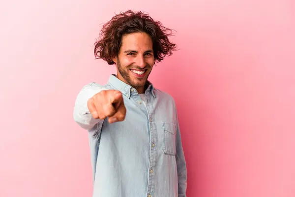 Giovane Uomo Caucasico Isolato Bakcground Rosa Sorrisi Allegri Che Puntano — Foto Stock