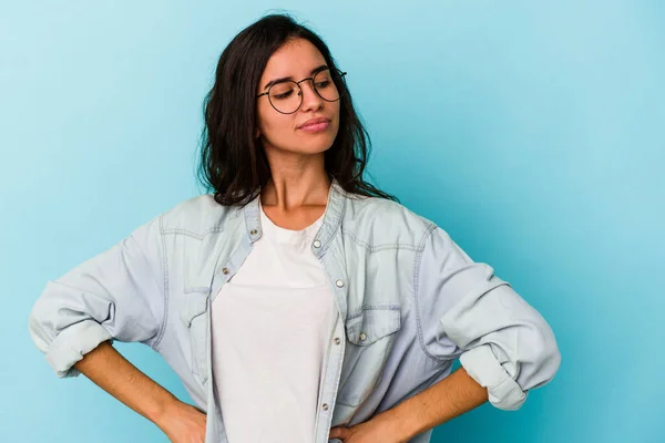 Mujer Joven Caucásica Aislada Sobre Fondo Azul Soñando Con Alcanzar — Foto de Stock