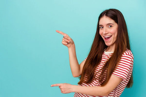 Mavi Arka Planda Izole Edilmiş Genç Beyaz Kadın Işaret Parmağıyla — Stok fotoğraf