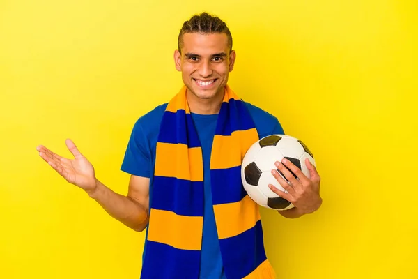 Joven Venezolano Observando Fútbol Aislado Sobre Fondo Amarillo Recibiendo Una —  Fotos de Stock