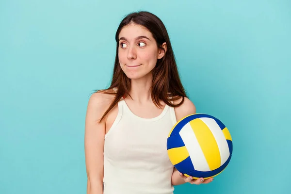 Mujer Caucásica Joven Jugando Voleibol Aislado Sobre Fondo Azul Confundido —  Fotos de Stock