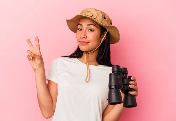 Mujer Exploradora Raza Mixta Joven Sosteniendo Binoculares Aislados Sobre Fondo —  Fotos de Stock