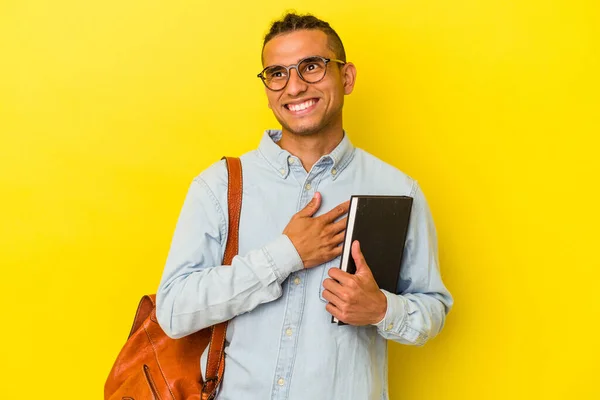 Joven Estudiante Venezolano Aislado Sobre Fondo Amarillo Ríe Voz Alta — Foto de Stock