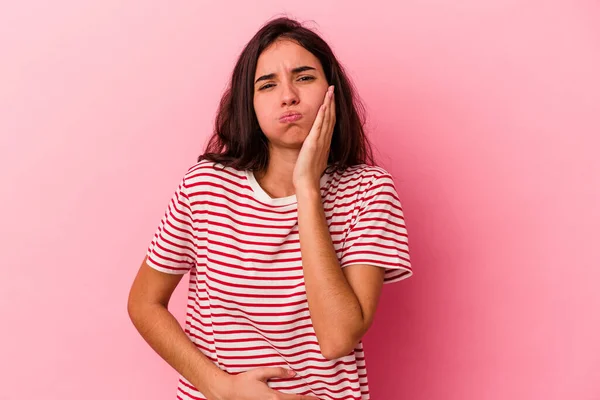 Jonge Blanke Vrouw Geïsoleerd Roze Achtergrond Pijpt Wangen Heeft Vermoeide — Stockfoto