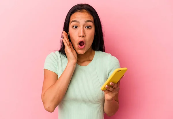 Young Venezuelan Woman Holding Mobile Phone Isolated Pink Background Surprised — Stock Photo, Image