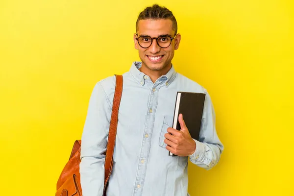 Joven Estudiante Venezolano Aislado Sobre Fondo Amarillo Feliz Sonriente Alegre — Foto de Stock