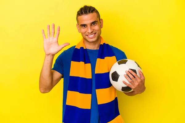Νεαρός Venezuelan Άνθρωπος Βλέποντας Ποδόσφαιρο Απομονώνονται Κίτρινο Φόντο Χαμογελώντας Χαρούμενα — Φωτογραφία Αρχείου
