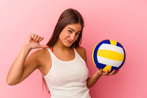 Mujer Caucásica Joven Sosteniendo Una Pelota Voleibol Aislado Sobre Fondo — Foto de Stock