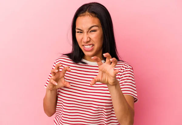 Jonge Venezolaanse Vrouw Geïsoleerd Roze Achtergrond Tonen Klauwen Imiteren Van — Stockfoto