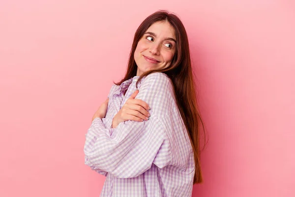 Mulher Caucasiana Jovem Isolado Abraços Fundo Rosa Sorrindo Despreocupado Feliz — Fotografia de Stock