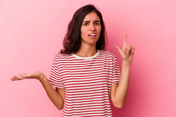 Mujer Joven Caucásica Aislada Sobre Fondo Rosa Sosteniendo Mostrando Producto —  Fotos de Stock