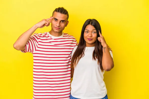 Sarı Arka Planda Izole Edilmiş Genç Latin Çift Şakağı Işaret — Stok fotoğraf