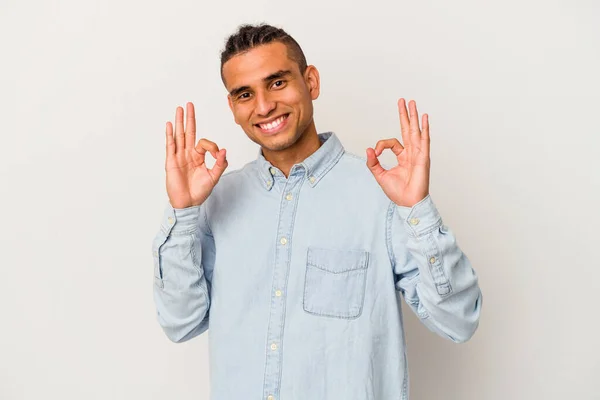 Jeune Homme Vénézuélien Isolé Sur Fond Blanc Joyeux Confiant Montrant — Photo