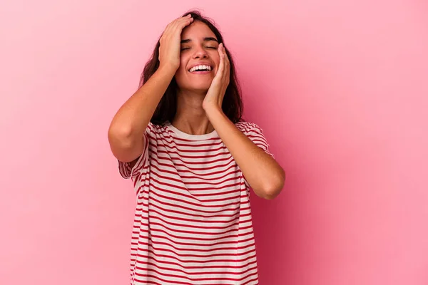 Joven Mujer Caucásica Aislada Sobre Fondo Rosa Ríe Alegremente Manteniendo —  Fotos de Stock