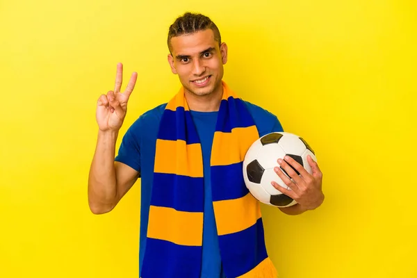 Jovem Venezuelano Assistindo Futebol Isolado Fundo Amarelo Mostrando Número Dois — Fotografia de Stock