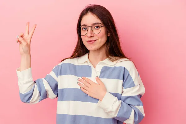 Ung Kaukasisk Kvinna Isolerad Rosa Bakgrund Sätta Handen Bröstet — Stockfoto