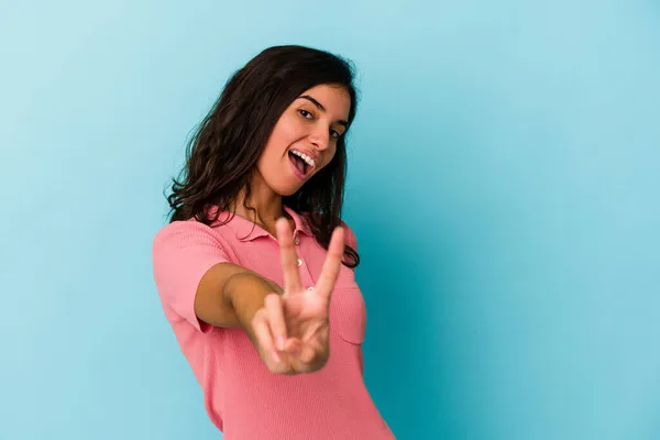 Mujer Joven Caucásica Aislada Sobre Fondo Azul Mostrando Número Dos — Foto de Stock