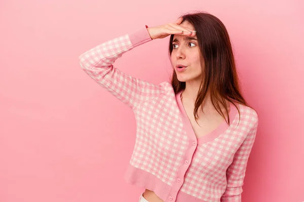 Mulher Caucasiana Jovem Isolado Fundo Rosa Olhando Para Longe Mantendo — Fotografia de Stock