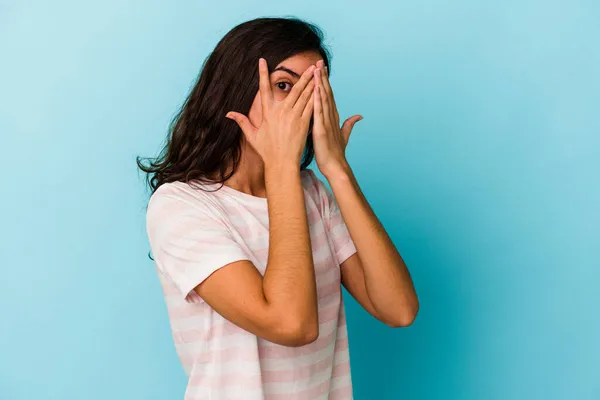 Mujer Joven Caucásica Aislada Sobre Fondo Azul Parpadea Través Los —  Fotos de Stock