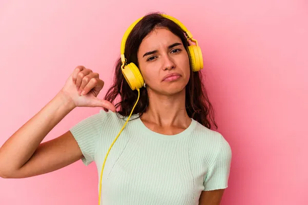 Νεαρή Καυκάσια Γυναίκα Που Ακούει Μουσική Απομονωμένη Ροζ Φόντο Δείχνοντας — Φωτογραφία Αρχείου