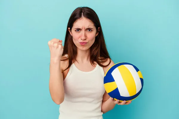 Mujer Caucásica Joven Jugando Voleibol Aislado Sobre Fondo Azul Mostrando —  Fotos de Stock