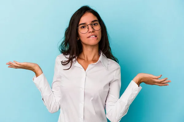 Ung Kaukasisk Kvinna Isolerad Blå Bakgrund Förvirrad Och Tveksam Ryckande — Stockfoto