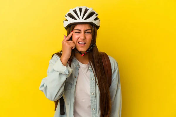 若いです学生Caucasian女性身に着けていますAバイクヘルメット絶縁上の黄色の背景ショーザ失望ジェスチャーとともにForefinger — ストック写真
