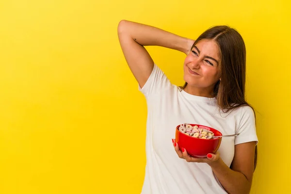 Mulher Branca Jovem Segurando Cereais Isolados Fundo Amarelo Tocando Parte — Fotografia de Stock