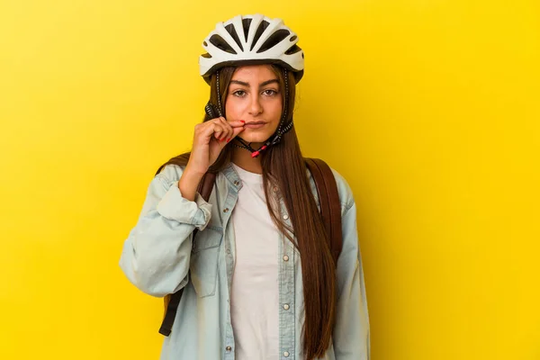 Молода Студентка Біла Жінка Велосипедному Шоломі Ізольована Жовтому Тлі Пальцями — стокове фото