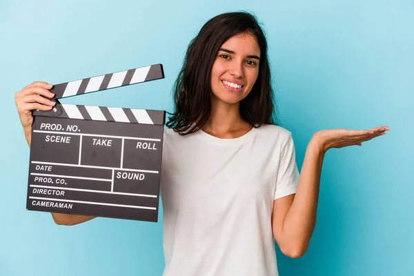 Young Caucasian Woman Holding Clapperboard Isolated Blue Background Showing Copy — Stock Photo, Image