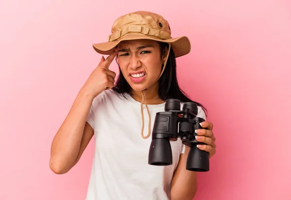 Junge Mischlingsforscherin Mit Fernglas Auf Rosa Hintergrund Und Enttäuschender Geste — Stockfoto
