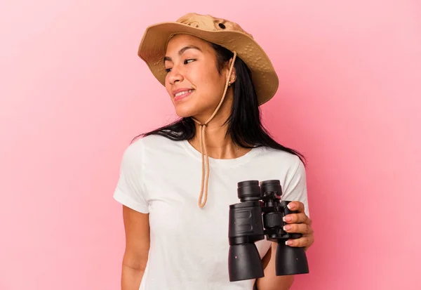 Junge Mischlingsforscherin Mit Fernglas Auf Rosa Hintergrund Sieht Lächelnd Fröhlich — Stockfoto