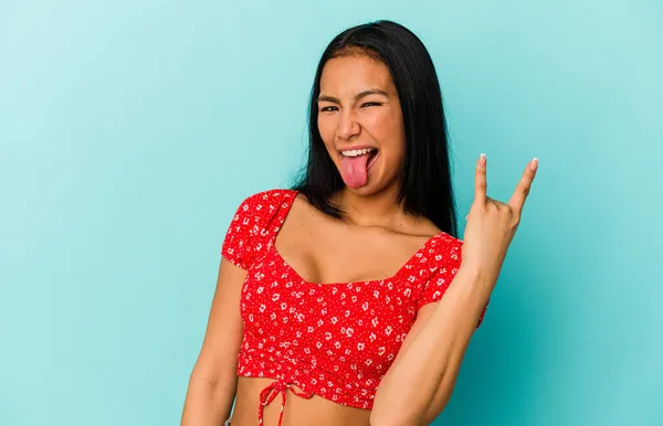 Young Venezuelan Woman Isolated Blue Background Showing Rock Gesture Fingers — Stock Photo, Image