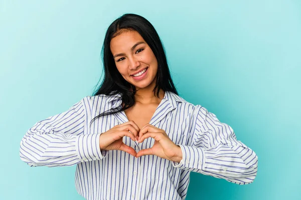 Jovem Venezuelana Isolada Fundo Azul Sorrindo Mostrando Uma Forma Coração — Fotografia de Stock