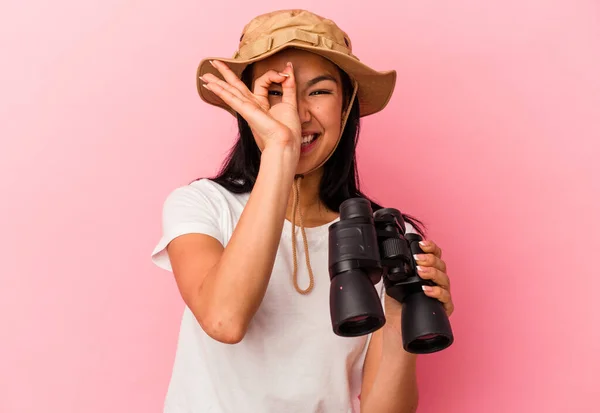 Joven Mujer Exploradora Raza Mixta Sosteniendo Prismáticos Aislados Sobre Fondo — Foto de Stock