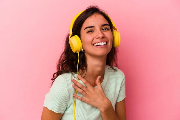 Giovane Donna Caucasica Ascoltare Musica Isolata Sfondo Rosa Ride Alta — Foto Stock