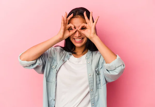 Junge Venezolanerin Isoliert Auf Rosa Hintergrund Aufgeregt Halten Geste Auf — Stockfoto