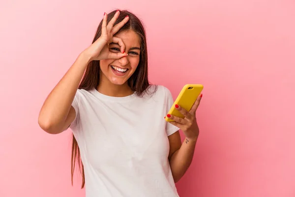 Νεαρή Καυκάσια Γυναίκα Κρατώντας Ένα Κινητό Τηλέφωνο Απομονώνονται Ροζ Φόντο — Φωτογραφία Αρχείου