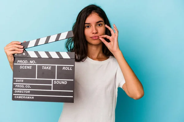 Mujer Caucásica Joven Sosteniendo Clapperboard Aislado Sobre Fondo Azul Con — Foto de Stock