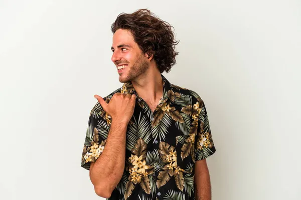 Beyaz arka planda izole genç beyaz adam parmak uzakta, gülüyor ve kaygısız.