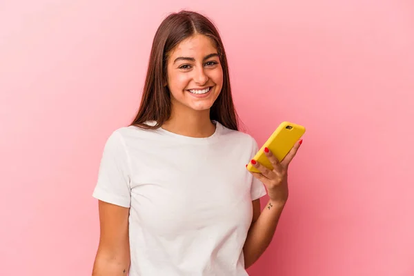 Молодая Белая Женщина Мобильным Телефоном Розовом Фоне Счастливая Улыбающаяся Веселая — стоковое фото