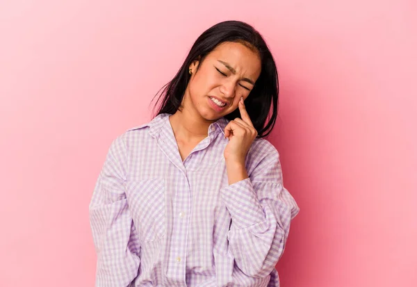 Joven Venezolana Aislada Sobre Fondo Rosa Llorando Infeliz Con Algo — Foto de Stock